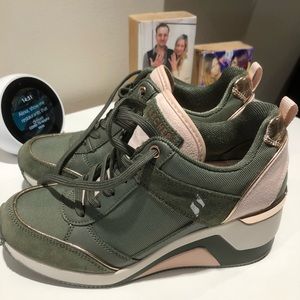 Skechers high sneakers, brand new💚